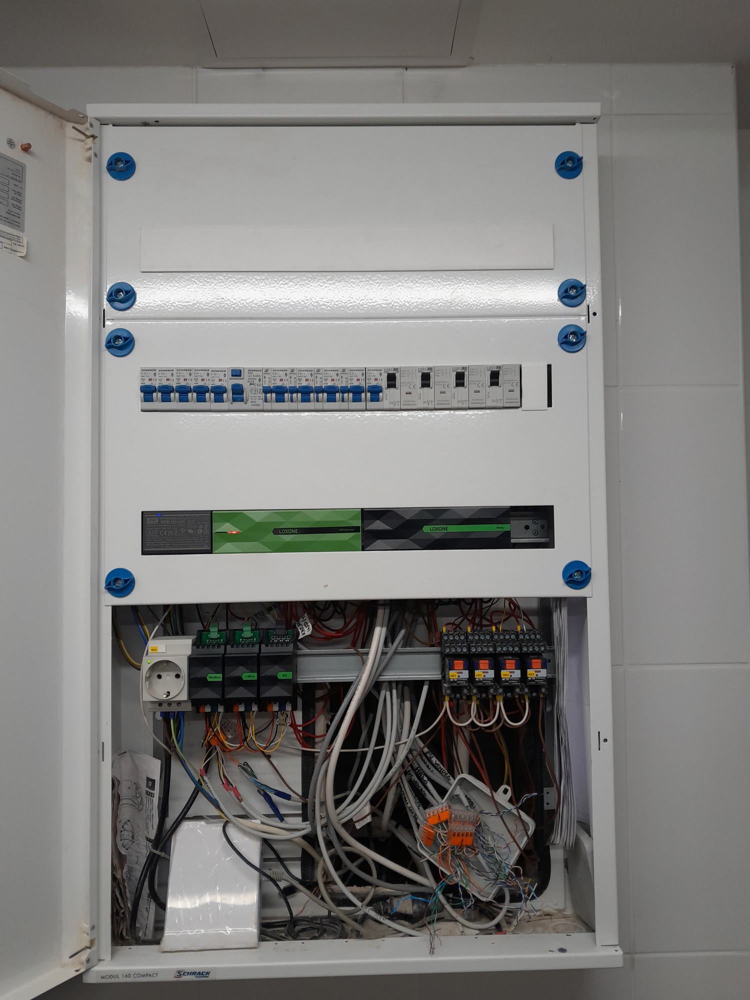 Loxone Miniserver és Relay modulok a vezérlőszekrényben