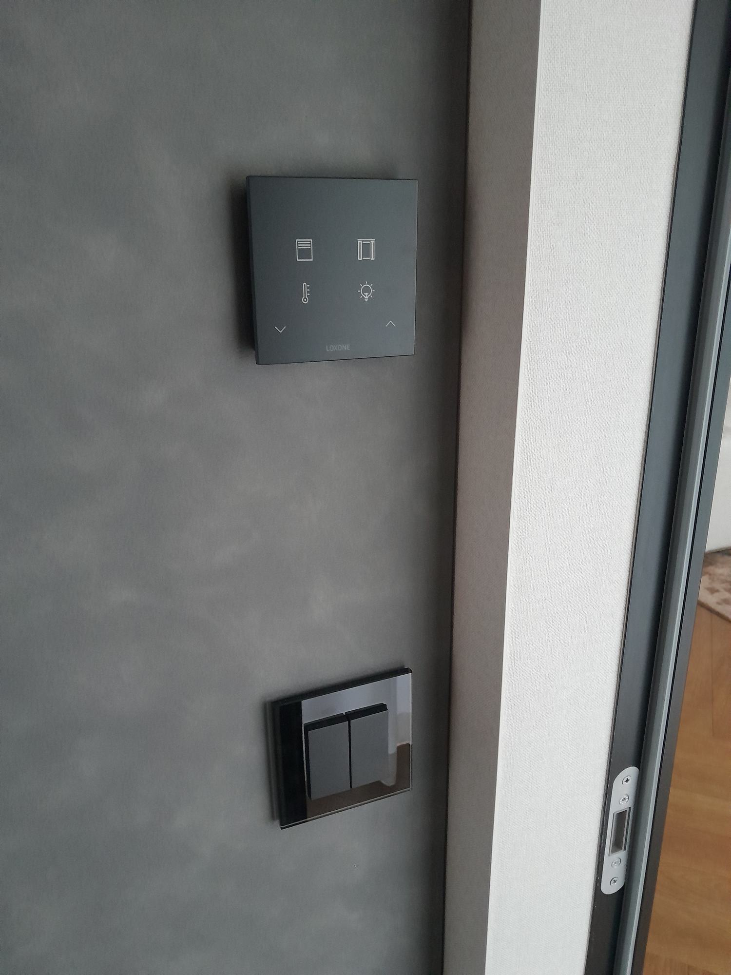 Loxone Touch fali érintős vezérlőpanel, kész állapotban