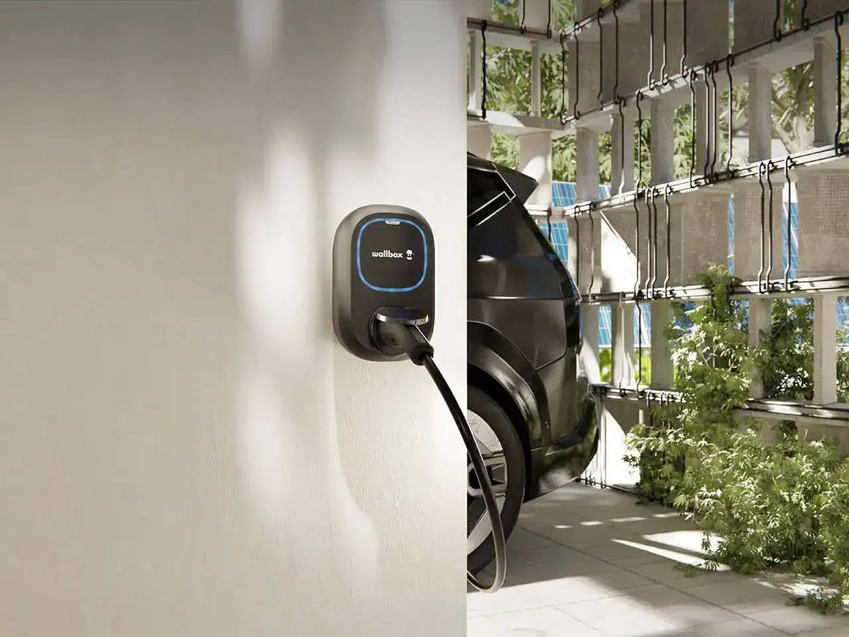 Wallbox elektromos autó töltő, otthoni garázsban telepítve